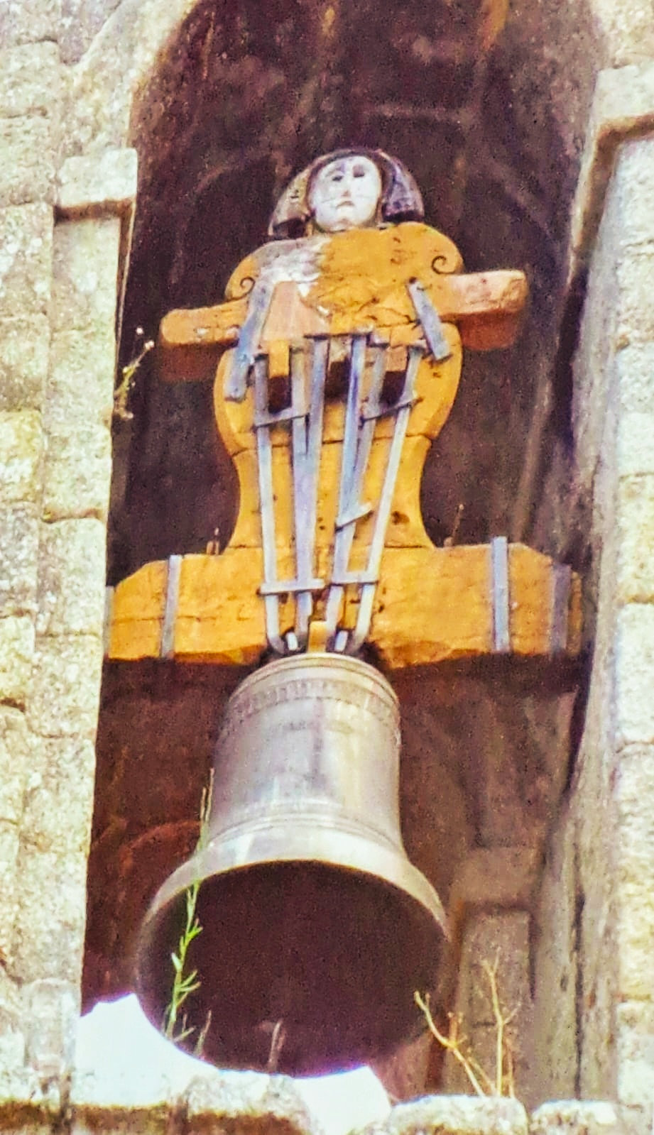 Ampliar: Campá da Igrexa do Mosteiro de San Clodio, Leiro